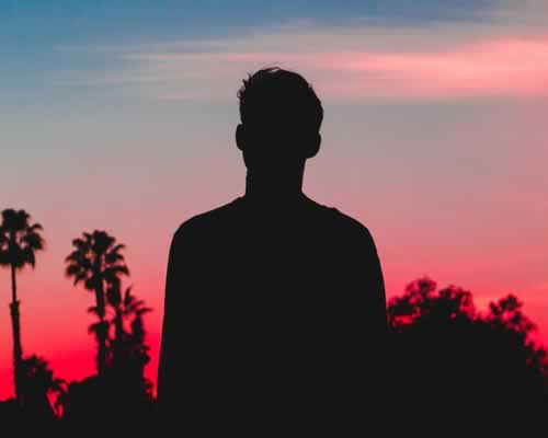 男友说他暂时不能给我承诺，我还要继续等他吗？