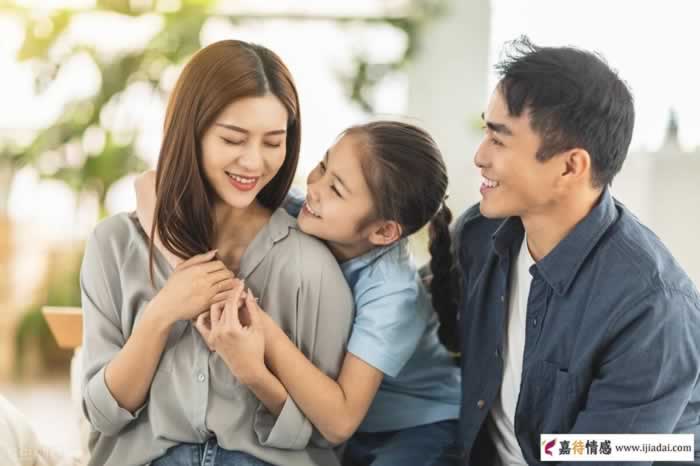 女人到了中年，缺爱和缺钱哪个更可怕？(图1)