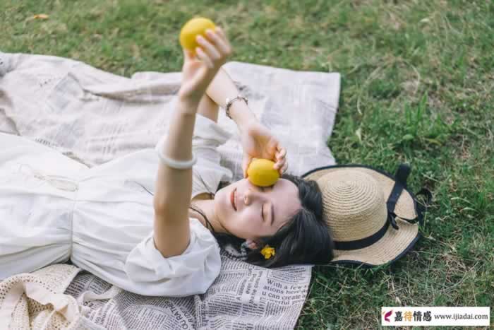 女人这3种肢体暗示，其实在告诉你可以追到她(图2)