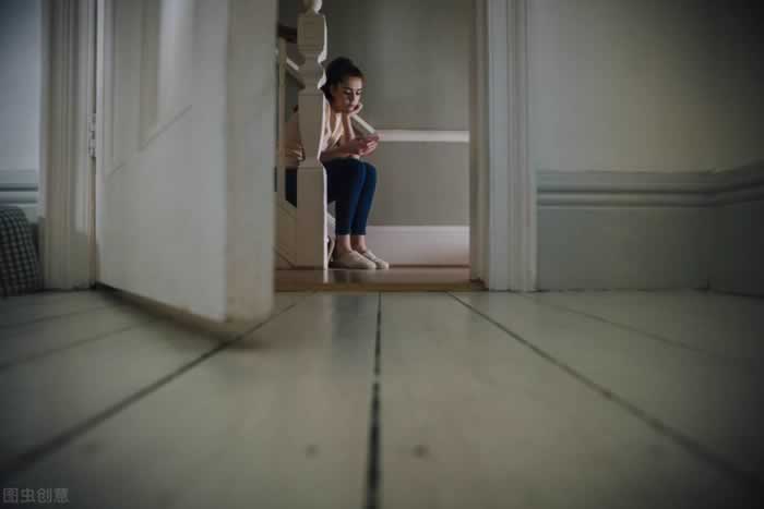 男人不回你消息怎么办：“冷处理”三原则，女人越冷，男人越爱(图1)