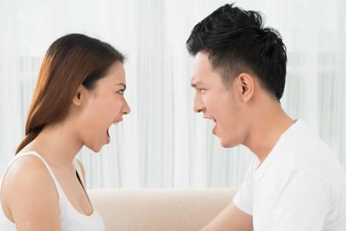 十年婚姻，怎么面对精神出轨的另一半?(图1)