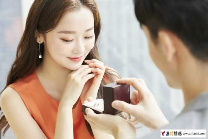 最适合女生的两种恋爱年龄差(图1)
