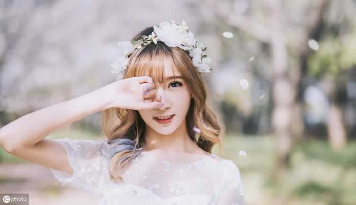 当一个女对你的信息爱回不回时，高情商的男人选择这样做(图2)