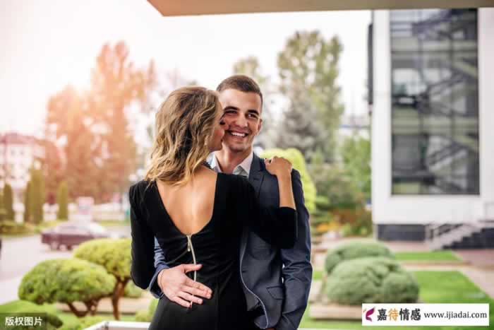 人到中年，如果女人与其他异性发生联系多数会有这4点异常(图1)