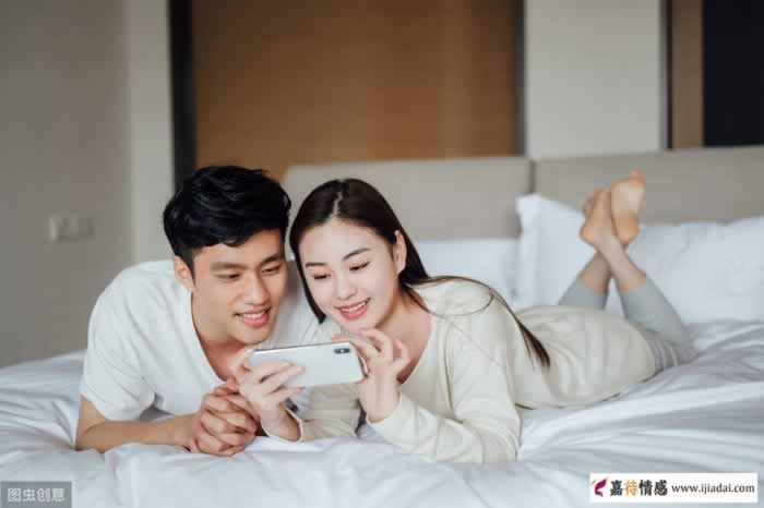 中年异性独处时，男女之间的暧昧信号你们知道几个？(图1)